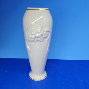 Lenox rosebud Collection 6" Ivory Porcelain 3D Bud Vase